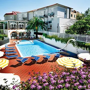 Riviera 3 Stelle Con Piscina Estiva Gratuita E Garage A Pagamento Hotel